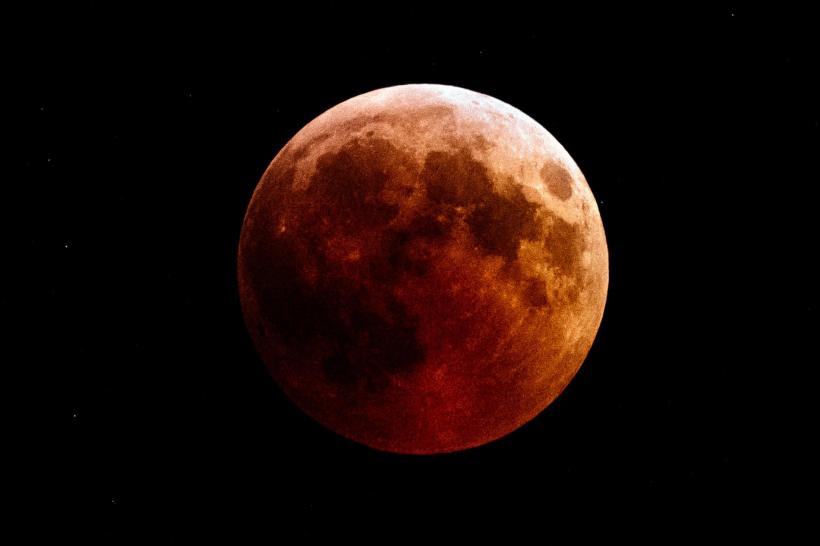 01-blood-moon-gettyimages-1006361016.ngsversion.1547820000748.adapt.1900.1